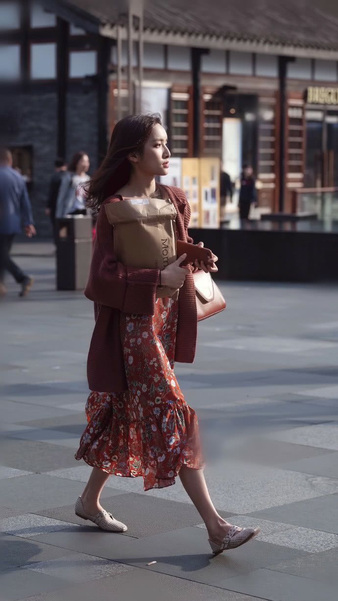 穿梭|街拍:潮流街区的时尚美女,在大街上来回穿梭,不亚于一场走秀