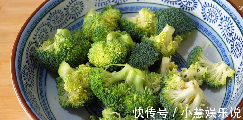 炒西兰花，最忌直接炒和焯水了，教你3招，脆嫩入味，营养不流失