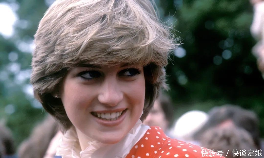 查尔斯|戴安娜的婚鞋:镶着132颗珍珠和542颗亮片,也藏了她的秘密