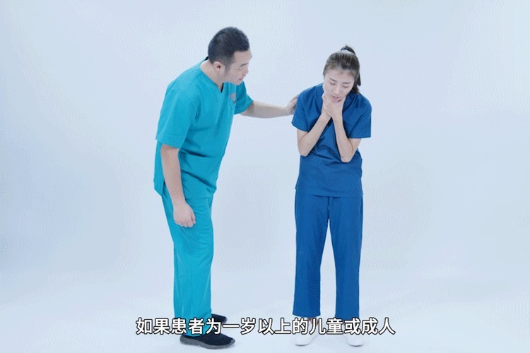 上场|小孩吃糖被卡住,众人拍打后背无果,爸爸上场一分钟化险为夷