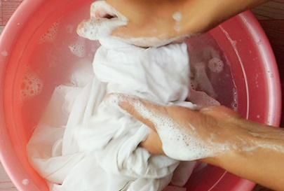 这东西|衣服越洗越黄，妈妈教我放2粒这东西，洗完衣服又白又新，贼干净