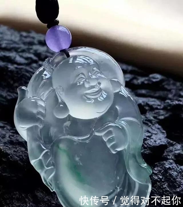 水头|老大爷嫌自己佩戴的翡翠水头不太好,用水一泡后,一看吓了一跳