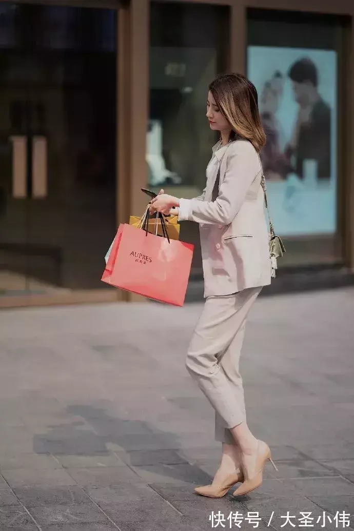 蕾丝|美女街拍:女生搭配高跟鞋,穿出甜美优雅的气息