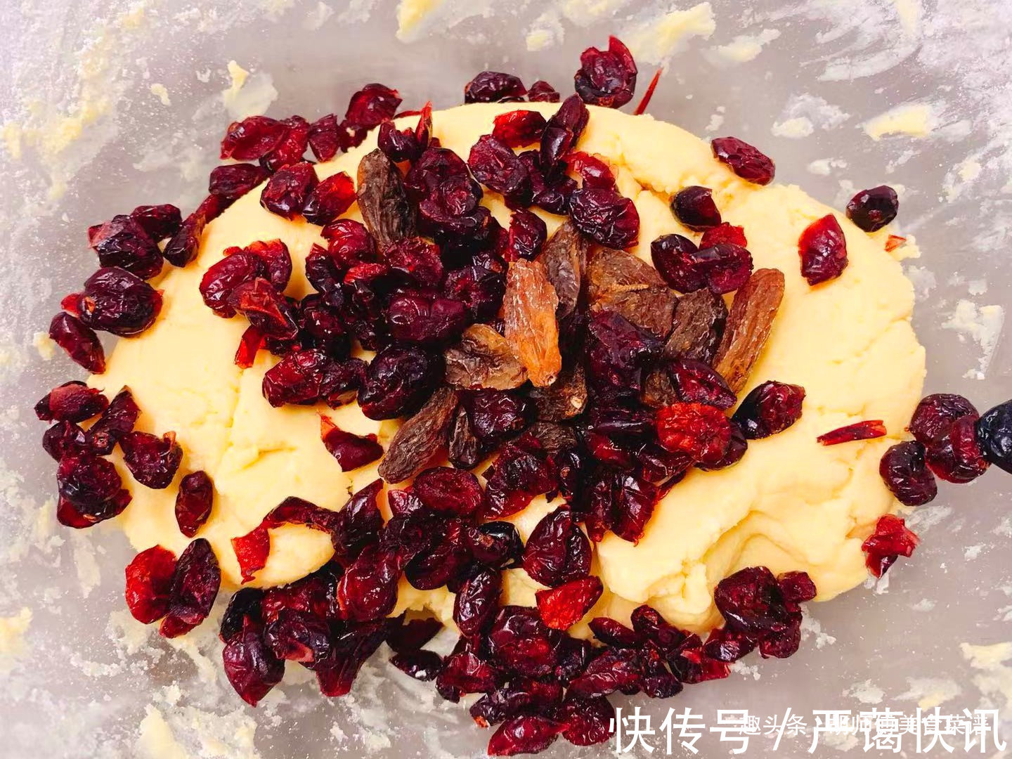 小时候特爱吃的酥饼，自己在家做，个个金黄酥脆，还是以前的味道