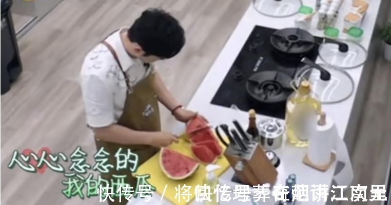 《中餐厅》黄晓明吃西瓜啃瓜皮,谁注意到丁真的表情了?太真实了