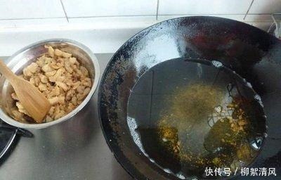 外行|熬猪油,只加水是“外行”!教正确做法,香浓不腥,连油渣都好吃