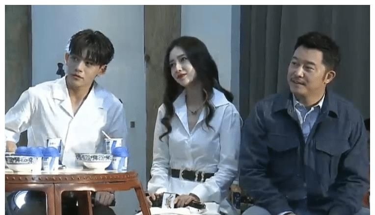 杨颖穿裙子现身发布会,当集体坐着热聊时,有谁注意黄旭熙的举动