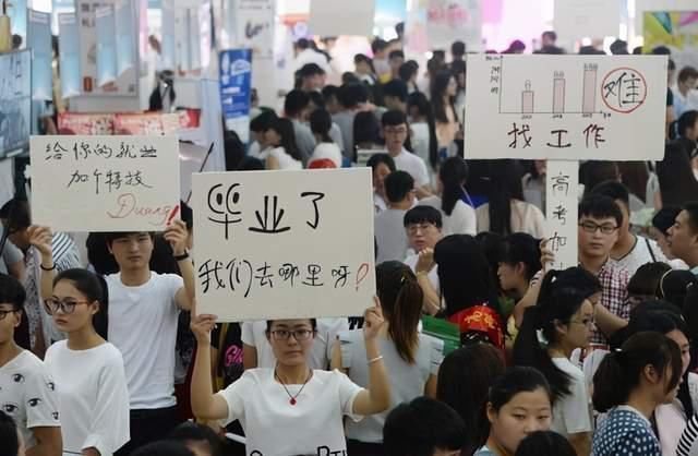 |985大学生，活成一个“笑话”，父母：砸锅卖铁供他读书错了吗