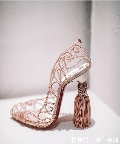 异形 大菠萝的高跟鞋主打气质,萝卜丁的高跟鞋主打性感,哪个更胜一筹