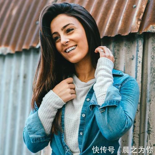 腹部|来自美国的90后模特，身材丰满迷人，快看她最爱的几个健身动作