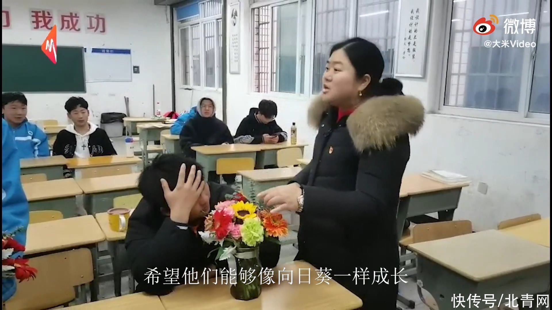 湖南一学校女老师送向日葵为学生护考加油打气