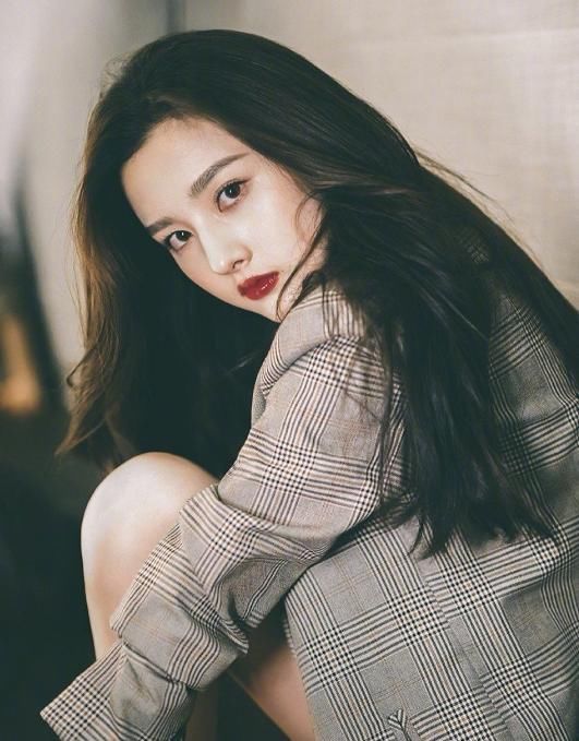 “中国风妆”火了,浓眉大眼红唇,尽显女性的传统美,明星都化了