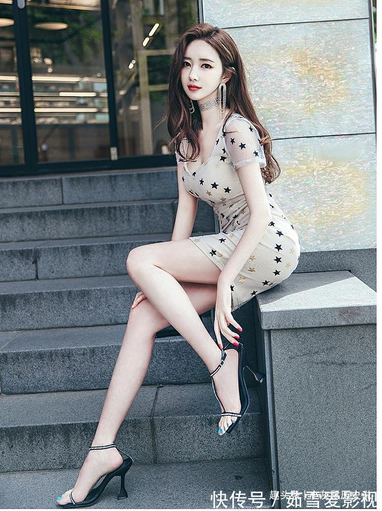 着装 杏色的着装穿搭,黑色五角星的设计,看起来更加美丽