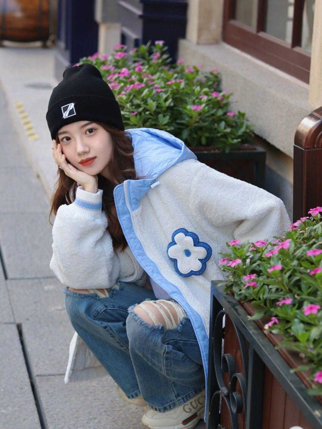 减龄|冬天造型不全是沉闷的!学会“上浅下深”的穿法,明艳又减龄