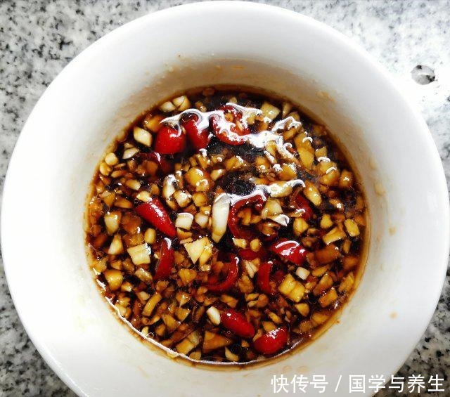 烀整鸡,一鸡两吃,喝汤吃肉,气血双补