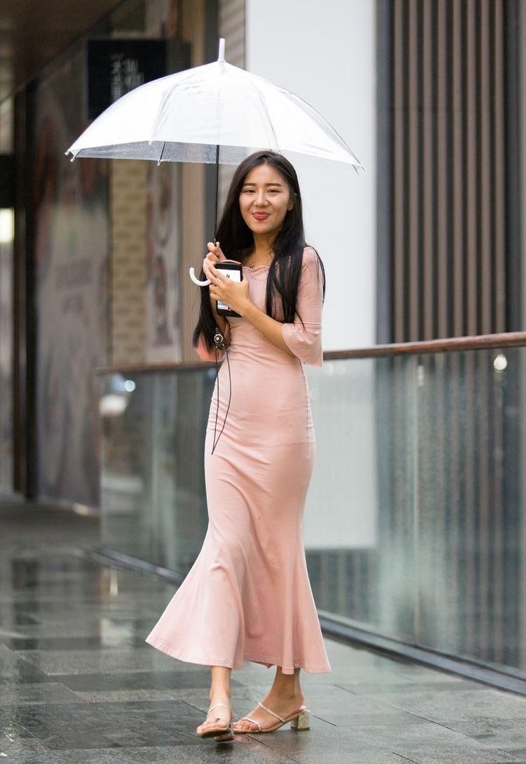 街拍苏杭一场江南烟雨，一段唯美邂逅，风里雨里她在等你