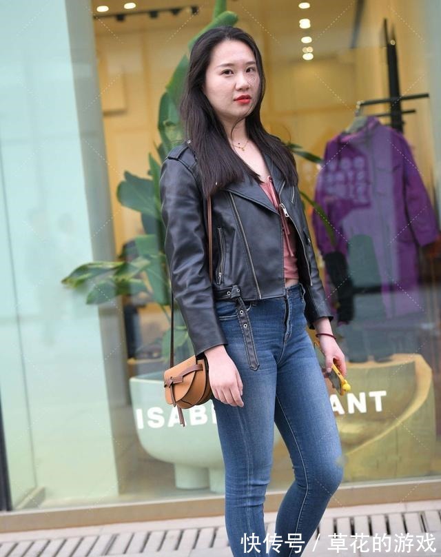 搭配 与牛仔裤搭配的黑色皮衣,配上藕粉色上衣,显得帅气而温柔!