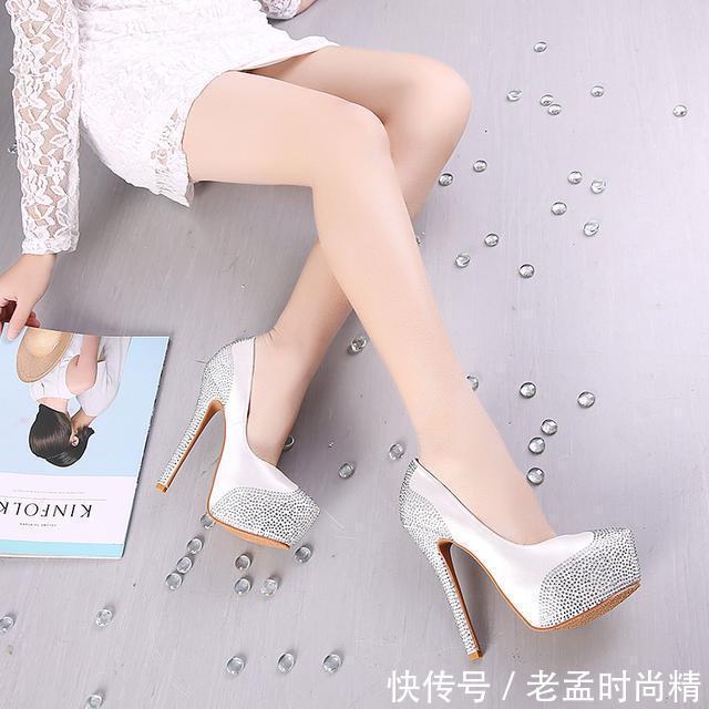 红色高跟鞋给人高贵优雅的既视感搭配起来也倍好看