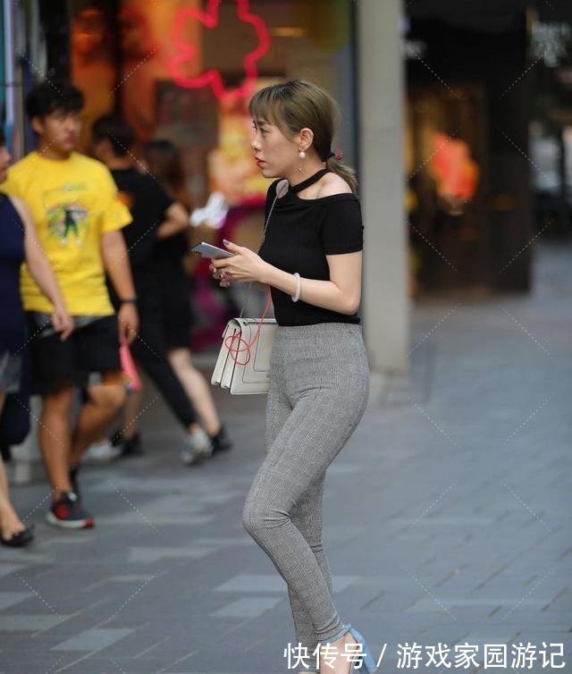 一字 单肩上衣非常优雅,搭配修身裤子显得成熟!