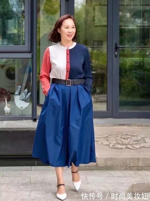 撞色 上年纪的女人不要千篇一律,学会“撞色”搭配,65岁照样美得惊艳