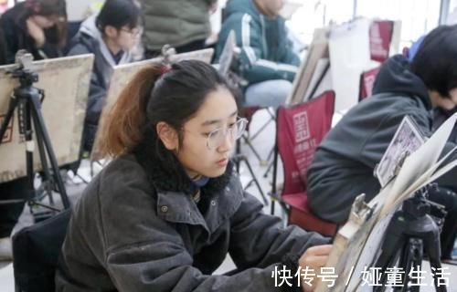 美术生!考试时间所剩不多,看美术生如何“力挽狂澜”,美术天赋使人佩服
