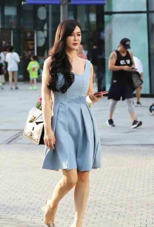 连衣裙 连衣裙不仅凸出女性气质,保守婉约的态度,展现时尚气质!