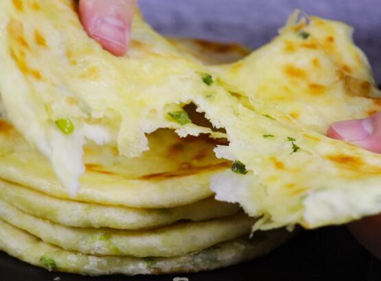 葱油饼如此做，真的是太香了，一周吃7次都不腻，详细做法教会你