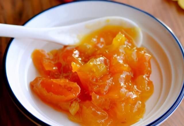 冬天,别忘了吃这水果,熬成酱用水冲着吃,早晚一杯润燥更润嗓