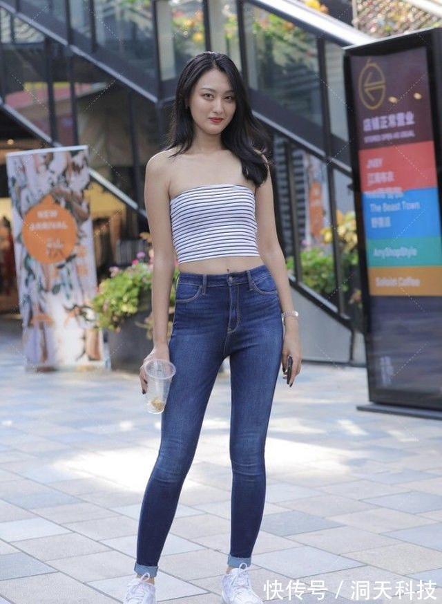 胸衣 一套条纹胸衣吸引了路人的眼球,而经典的高腰牛仔裤则突出了长腿