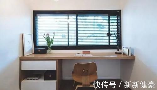 空间|窗边这样设计,一边悬空书桌做书房,另一边卡座做休闲区,省30平