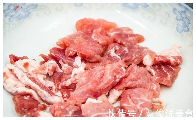 猪肉解冻时，不要直接用热水烫，教你3招，解冻猪肉又快又鲜