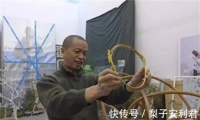 肋骨!艺术界“疯子”何云昌,取肋骨做成项链送给女友,用水泥浇筑自己