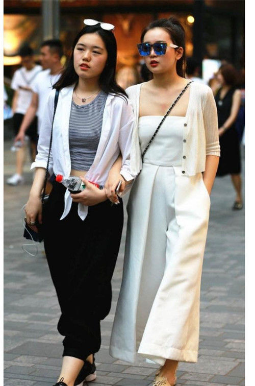 牛仔短裤|时尚时髦的长发美女,v领上衣搭配牛仔短裤,简单又时尚