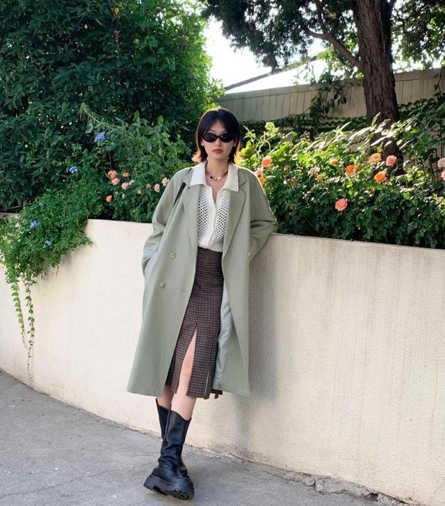 减龄 不要再崇拜复古色,试试今年流行的灰绿色,减龄还时髦