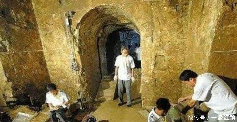 9岁女孩墓中挖出玻璃瓶,千年毫无损伤,博物馆奉为国宝禁止展出!