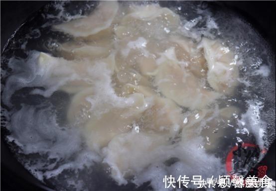 做饺子时，切记“2放2不放”，饺子鲜嫩多汁，调啥馅都香