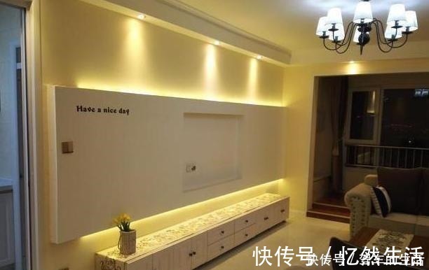 背景墙|新家唯一的阳台被加高20公分,媳妇直接当做休息区,衣服晾哪呢!
