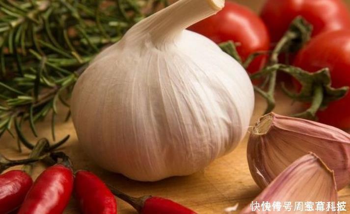 大蒜不能与“此物”一起，不然会诱发肠癌，多数人还不自知！