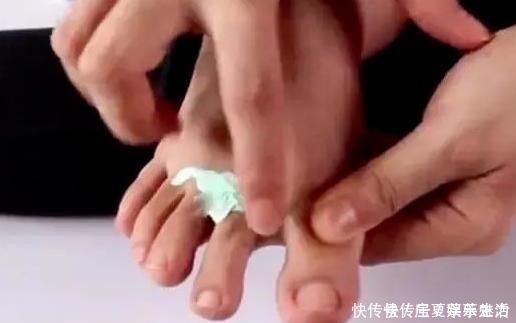 把牙膏挤一点抹在脚趾上,看完你会感谢我的,不知道的人太多了