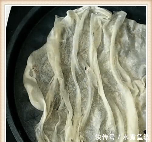 擀面杖|做鸡蛋饼别再搅面糊了,学学这个新做法,柔软透亮比纸薄,特筋道