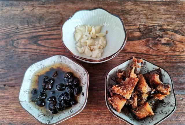 豆豉鲮鱼油麦菜怎样做好吃?教你炒制小技巧,油麦菜颜色翠绿不黄