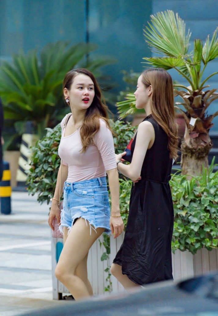 粉色|街拍:美女白色短裤搭配粉色一字肩衬衫,走在街上时尚气质十足!
