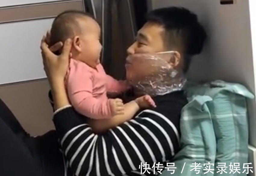 父亲|爸爸为了能亲女儿,想出的这个妙招获高赞,网友:心里喜悦藏不住