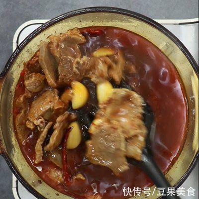 走,嗦粉去!给你做一碗超勾人食欲的大片牛肉米粉