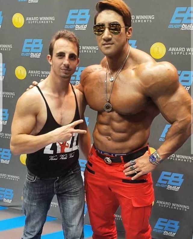 场面|当黄哲勋遇上E杯小姐姐,胸肌完全不输,场面一度十分尴尬