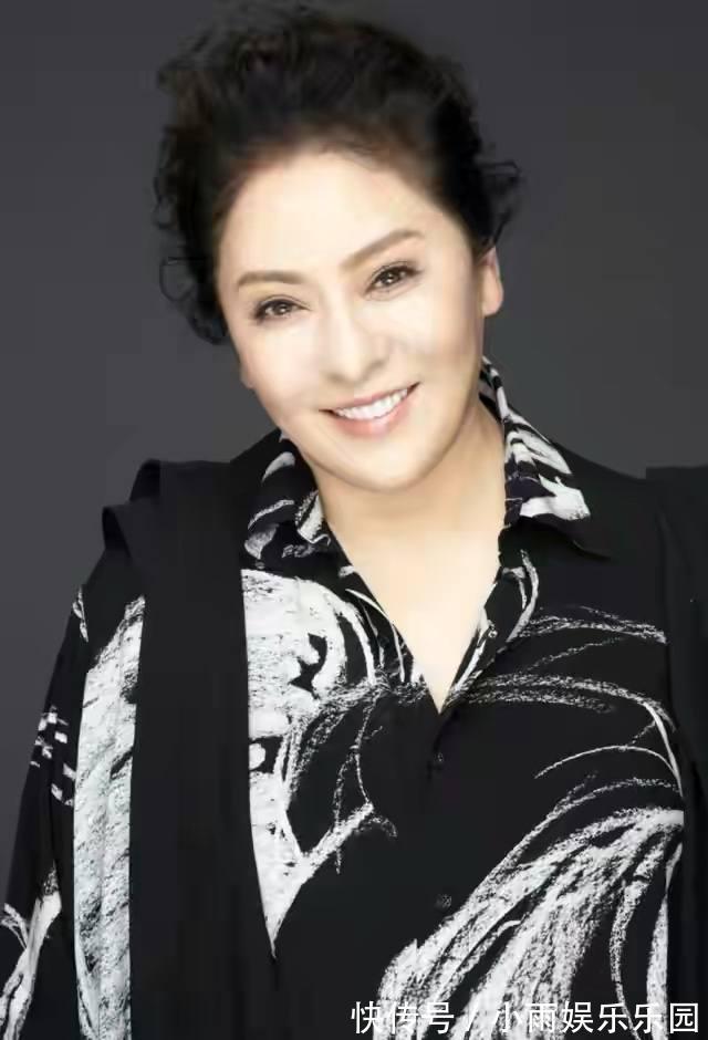 贵气|向太新年也换发型,烫“泡面头”配圆脸显贵气,阔太太也是洋气人