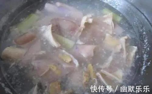 做猪皮冻时,直接下锅煮是错的,多加一步,猪皮冻筋道Q弹无腥味