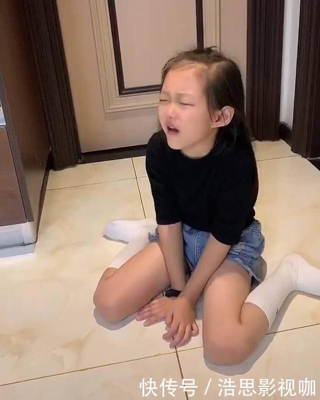 妈妈|妹妹要和哥哥一起睡,被哥哥“无情”丢出房间,妹妹崩溃笑翻妈妈