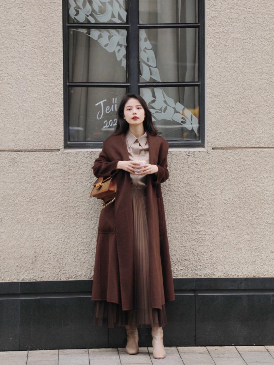 气质|想打造熟龄气质美就试试“大衣”,实用大气又时尚,轻松演绎高级