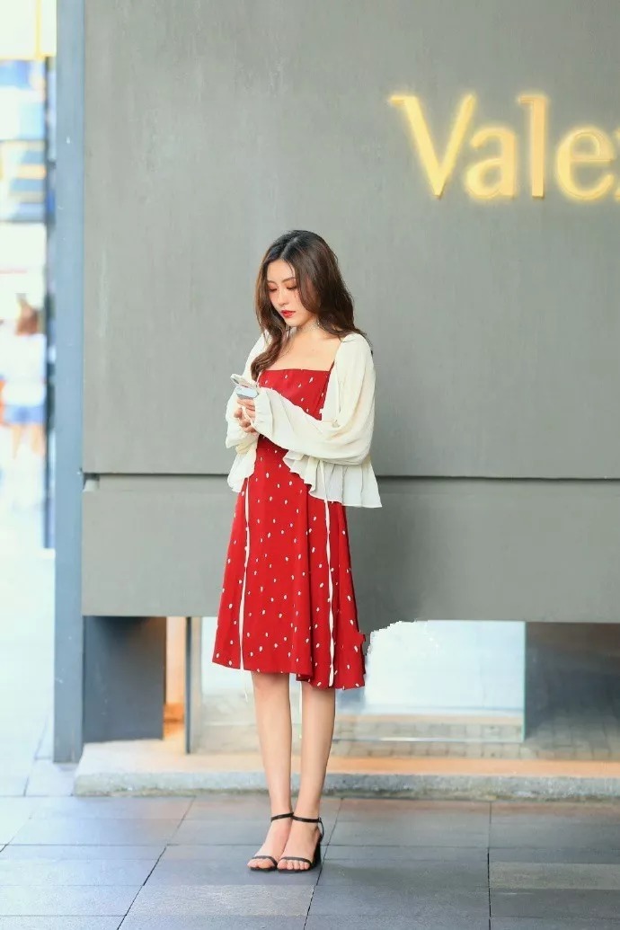 女人喜欢穿她高跟鞋, 因为它能够让自己显高, 又充满自信